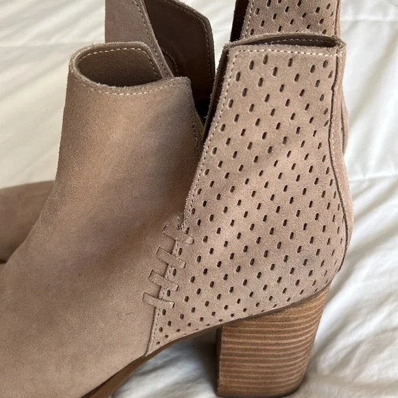 Steve Madden Shepp Beige Block Heel Perforated Ankle Boots - Picture 3 of 7